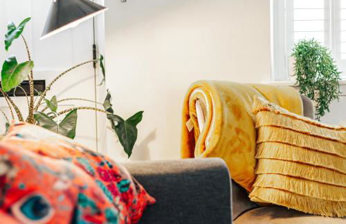 Delightful Cotswold Cottage for two, Log Burner, Garden & Dog Friendly - Photo 21