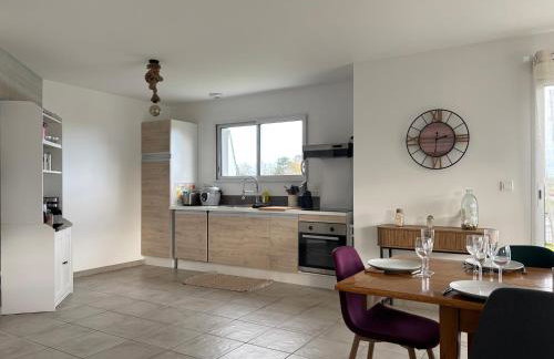 Les Voiles, maison bien équipée 10 p 2 sdb, 2 WC, spacieuse lumineuse avec jardin clos, garage, terrasse, parking privatif, à 950 m de la plage d'Asnelles et tous commerces, près de Bayeux et Arromanches, chiens bienvenus - Foto 4