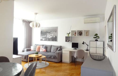 Well-equipped apartment with free parking - Photo 1