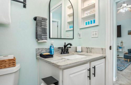 Beautiful Pet Friendly Home! Tropical Pool, Optional Golf Cart & Pool Heat, Minutes to Beach - Foto 36