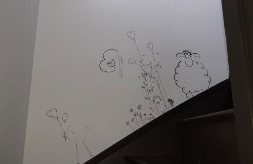 L'artistique, 4 lits, 2 chambres, stationnement gratuit, spacieux, atypique - Photo 18