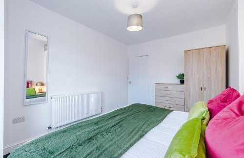 Comfy 3-BR Wirral Home | Free Parking & Wi-Fi - Foto 24