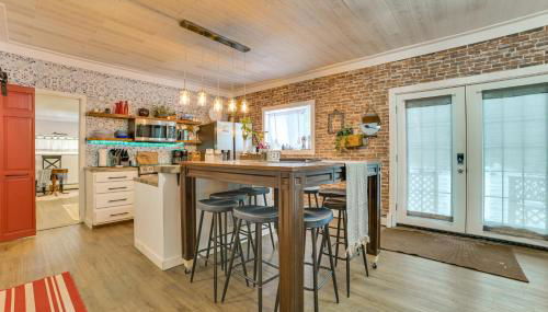 Updated Cabin with 2 Suites, Fire Pit and Forest Views - Foto 2