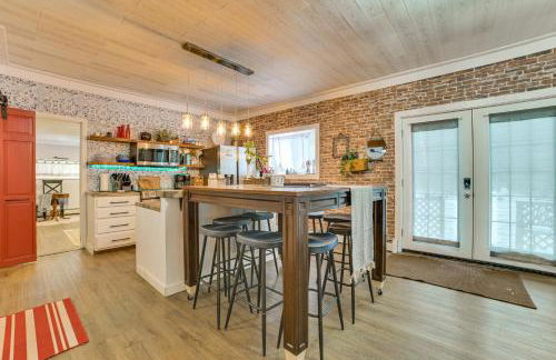 Updated Cabin with 2 Suites, Fire Pit and Forest Views - Foto 2