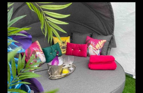 Stunning views, Hot tub, 5 mins to Chester - Photo 7