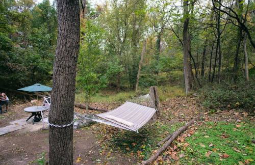 Vintage Lovers` Cabin with Jacuzzi & Lake Access - Foto 23