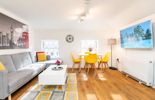 Town Center Apartment with 55” Smart TV+Netflix - Photo 3