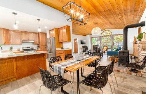 Lovely Home in Pollock Pines with Hot Tub - Foto 11