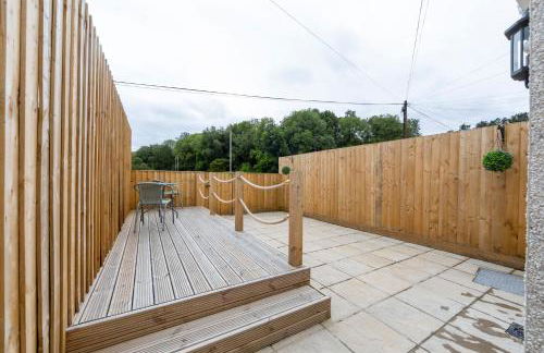 Sleeps 6. Free Wifi. Free Parking central location. - Photo 59