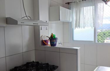 Apto aconchegante beira mar com ar no quarto - Foto 21