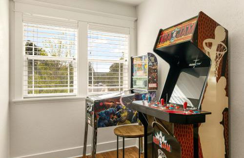 Ponderosa Escape Stunning Location Incredible Game Room Urban Trail System AC EV-charger - Photo 8