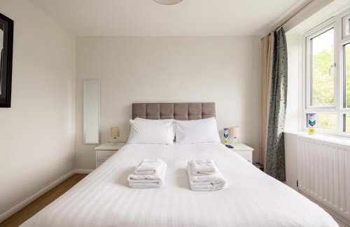 PenthouseStays Wimbledon - Chic 2 Bedroom King Bed Apartment with Balcony - 2 mins from Wimbledon Tennis Club and Museum - AELTC - Foto 6