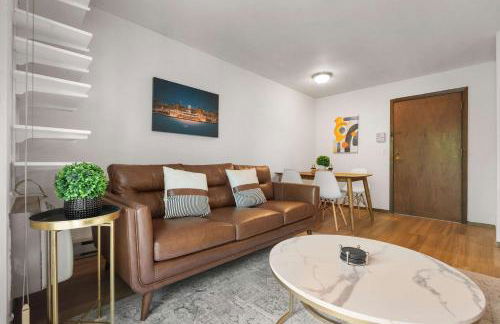 Workspace with Desk & Walkable to hospital & campus - Photo 1