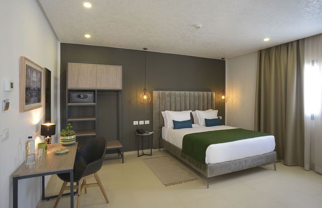 Maia Hotel Suites - Photo 22