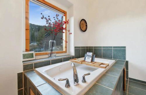 Family Mountain Getaway w Hot Tub and Amazing Views! Close to Hiking & Skiing - Foto 22