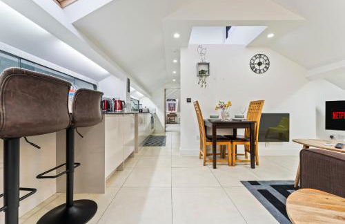 Exquisite 2-Bedroom Penthouse-Sleeps 7-Free Parking with Workspace & High-Speed WiFi - Foto 8