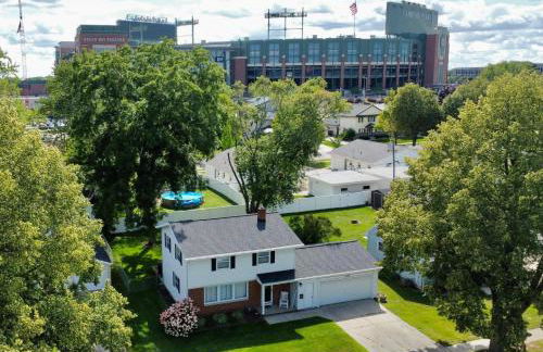 Curly's Quarters (4 Bedroom Home) w/ Lambeau view - Foto 1