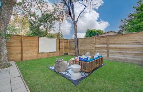 Houston Entertainment Haven - Photo 7