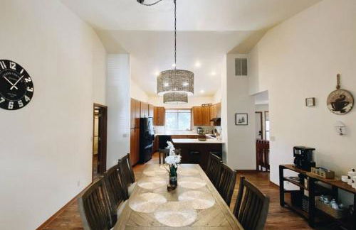 Kathys Cabin, King Bed, Hot Tub, Near-NAU & Downtown attractions, Perfect Year-Round Mountain Getaway - Photo 17