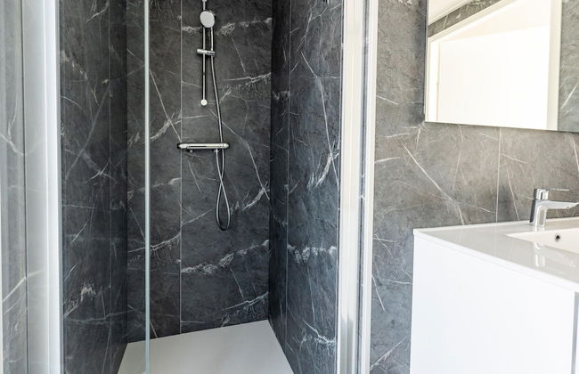 Chalet by Pond in Holiday Park - Photo 11