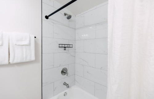 The Little Blue House - 1 King & 3 Queen beds - Foto 21