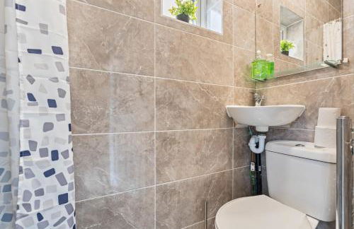 Centrally Located 4BR House By Hyped Properties Short Term Rental Agency With Free Parking Wolverhampton - Foto 50