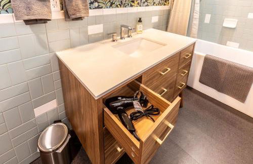 Family Retreat with Hot Tub, Game Room & Prime Location - Foto 27