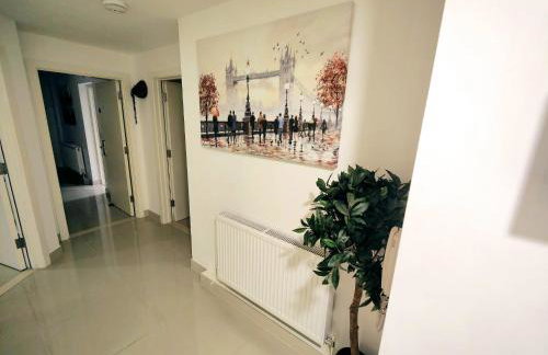 Luxurious 3 bed Ensuites & kitchenettes Nr LGI Hospital & Uni - Free 5G WIFI & Netflix Short Stays - Contractors Free Parking - Foto 25