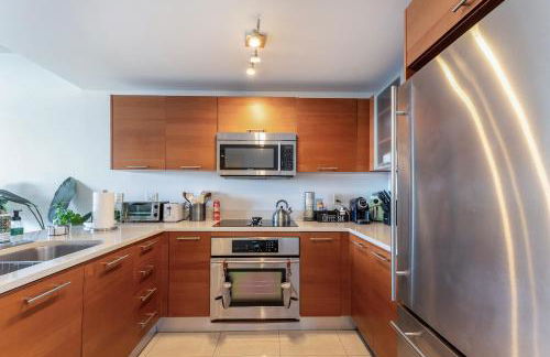 1BR Miami Retreat with BBQ, Pool, & Skyline Views - Foto 14