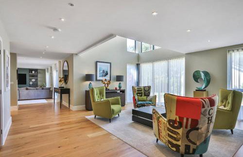 Avon House - modern family home - Photo 4