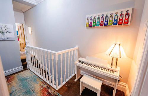 3BR 2Bath Home with Hot Tub Games Room By Stadium with Fast WiFi & Free Parking - Foto 6