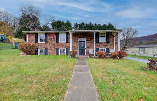 Bluefield Home with Covered Deck - Near Parks! - Foto 1