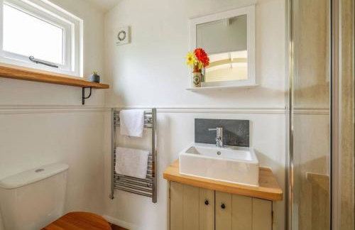 The Red Lion - Shepherd Huts - Photo 9