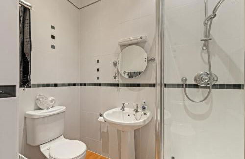 7 South Beach Court - Sea Front Apartment With Spectacular Sea Views - Photo 34