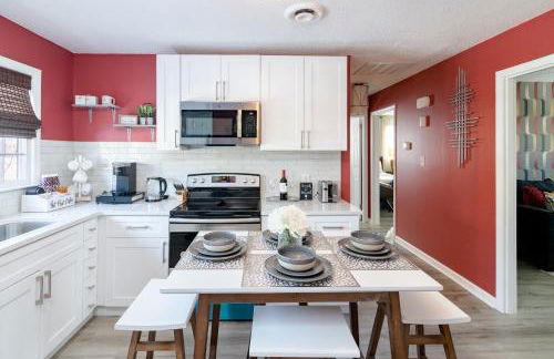 Rear deck w/ Soaking tub + Wi-Fi & Parking - Foto 13