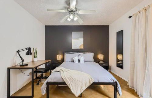 Your 2B Getaway - Walk Dtwn - Sleeps 6 - Pool and Prkg - Foto 22