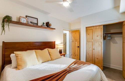 Modern Cabin Near Cheney Lake W Pool and Hot Tub - Foto 17