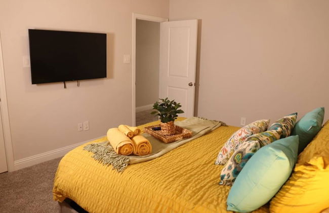 Spacious Home w Putting Green -for Extended Stays - Photo 7