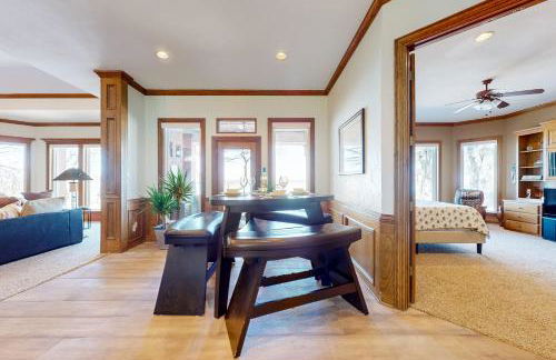 Lakefront Estate Stunning Views, Deck, Bar and Dock - Foto 8