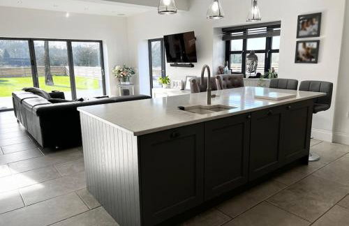 Manchester Luxury Country House Close To The City With Hot Tub & BBQ Fire Pit. - Foto 3