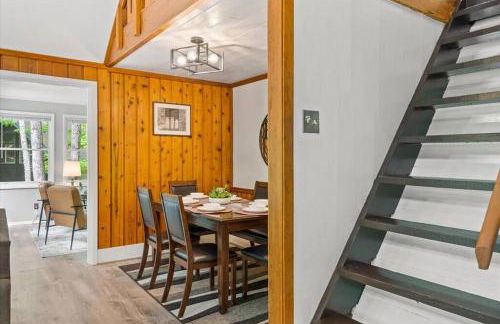 The Gingerbread House - 4 BR chalet, Sunroom, Deck, sleeps 10, modern amenities - Foto 25