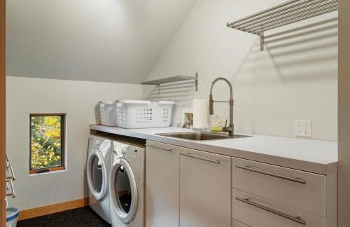 Water Views, Walk to Beach! New Hot Tub! - Foto 42