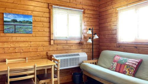 Peaceful Lakefront Cabin with Loft, Beach Access & Sunset Views in Buchanan Dam, Texas - Foto 2