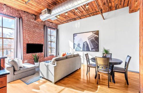 Celebrate the Season in a Trendy STL Loft 4D - Foto 15