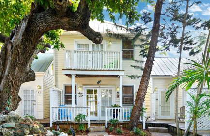 Tranquility by Avantstay Close to Duval St w/ BBQ & Shared Pool - Photo 2