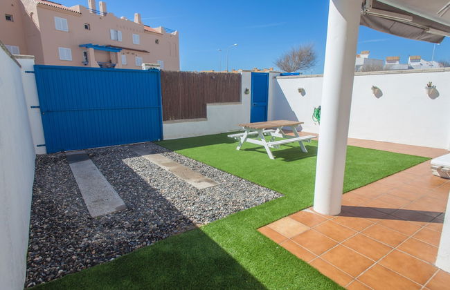 Beach House with garden - Photo 26