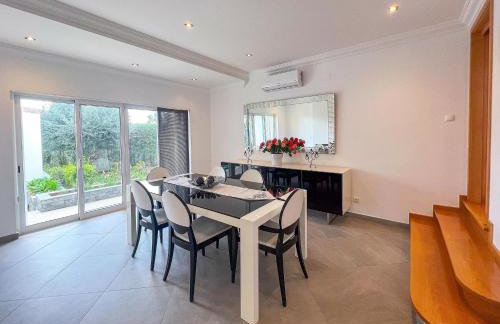 Beautiful 4-Bedroom Villa with Garden and Pool - Foto 13