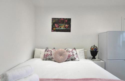 Uxbridge Studio – Private Driveway Parking - Foto 10