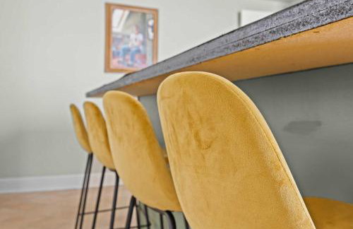 Cozy Downtown Stay w Private Backyard & Parking - Foto 18