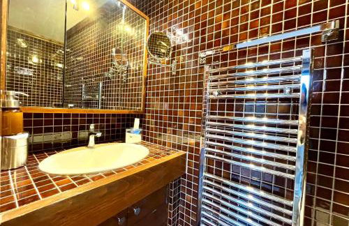 Bright apartment with balcony and pool - Photo 11